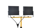 Naświetlacz LED przenośny na statywie, z dwoma panelami o mocy 100W każdy, emitującymi 16000lm światła przy temperaturze barwowej 4500K. Statyw w kolorze żółtym, konstrukcja z metalowymi uchwytami, odporność na wodę IP65.