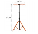 Naświetlacz LED przenośny na statywie, wysokość 1600 mm, szerokość 500 mm. Statyw w kolorze czarnym z pomarańczowymi elementami, stabilne nogi rozstawione w trójnogu. Produkt idealny do oświetlenia w różnych warunkach.