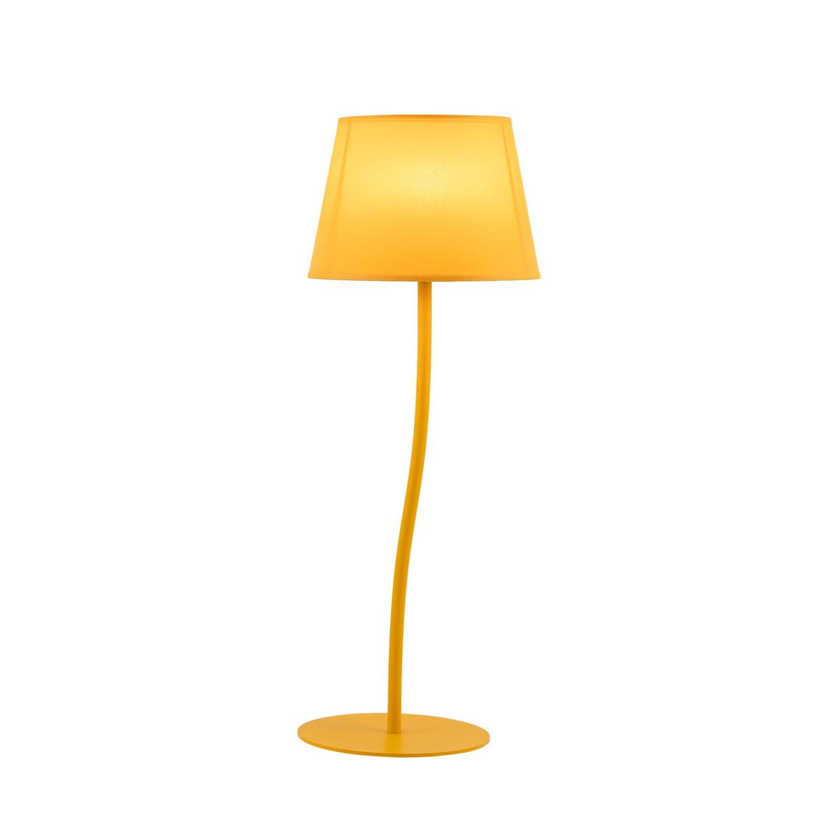 Lampka stołowa Nicola w kolorze żółtym, z kloszem w kształcie stożka, umieszczona na smukłej, zakrzywionej nodze i okrągłej podstawie. Ujęcie frontalne, produkt stoi stabilnie na płaskiej powierzchni. Idealna do nowoczesnych wnętrz.