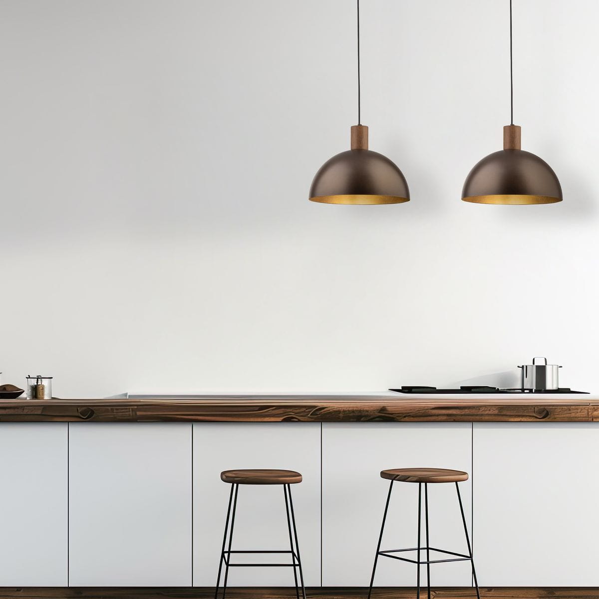 Brązowa lampa wisząca Oslo z oprawą w kształcie półkuli, zawieszona na cienkim przewodzie. Widoczna w nowoczesnej kuchni, nad drewnianym blatem i krzesłami barowymi. Wnętrze jasne, minimalistyczne.
