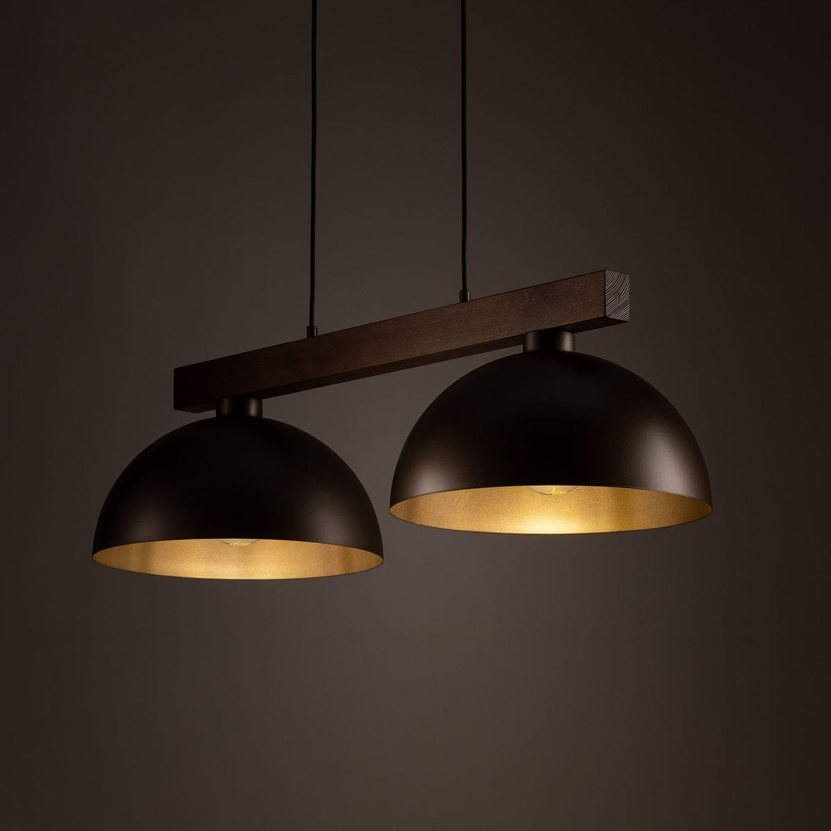 Lampa wisząca Oslo z brązowym metalowym kloszem w kształcie półkuli, zawieszona na drewnianym stelażu. Dwa źródła światła E27, w tle ciemne, jednolite tło, co podkreśla elegancję lampy.