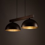 Lampa wisząca Oslo z brązowym metalowym kloszem w kształcie półkuli, zawieszona na drewnianym stelażu. Dwa źródła światła E27, w tle ciemne, jednolite tło, co podkreśla elegancję lampy.