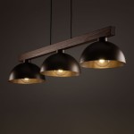 Lampa wisząca Oslo 3xE27 w brązowej kolorystyce, składająca się z trzech metalowych kloszy z wewnętrzną złotą powłoką, zawieszona na drewnianej belce. Klosze mają półokrągły kształt, a całość jest zawieszona na czarnych przewodach.
