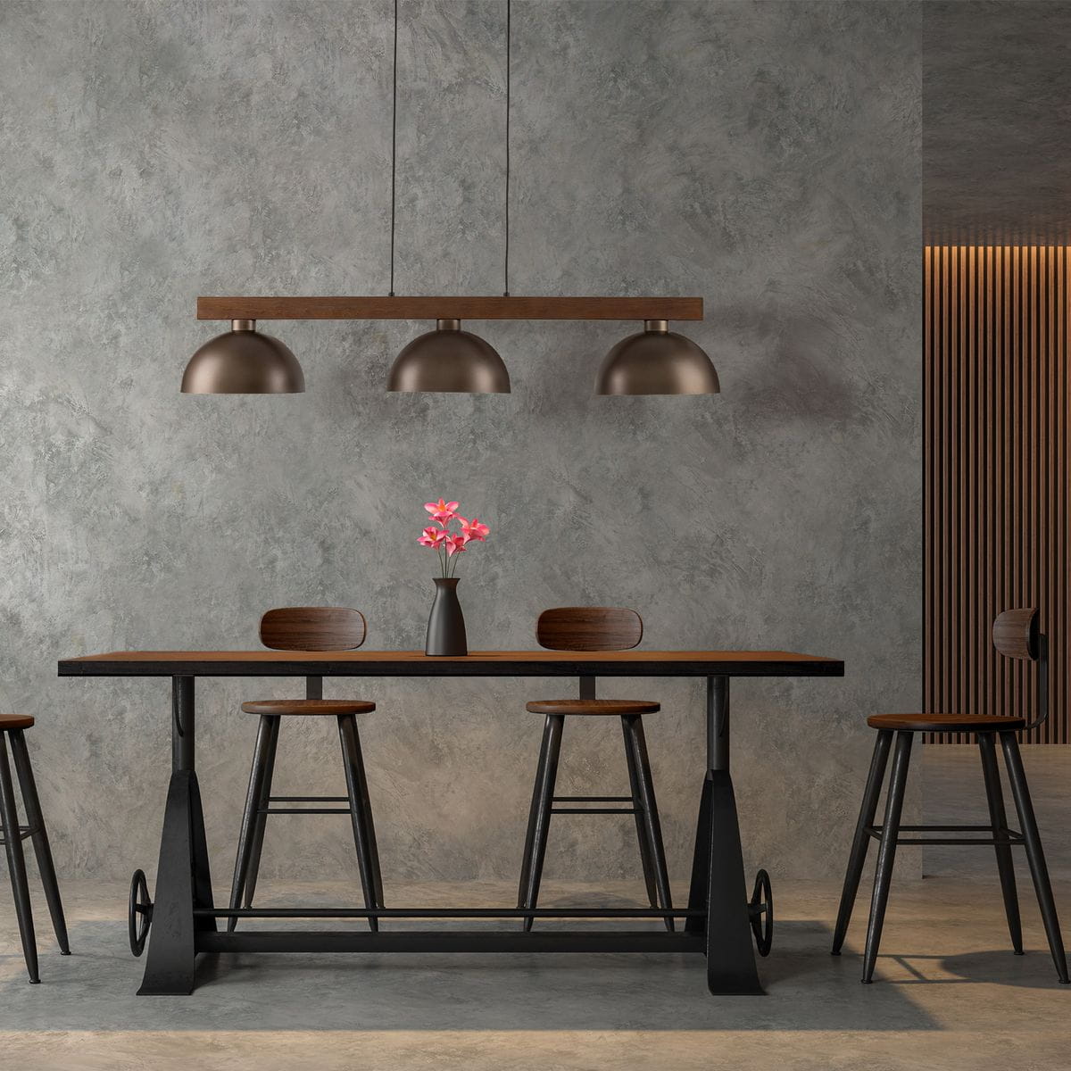 Lampa wisząca Oslo 3xE27 w kolorze brązowym, zawieszona na drewnianej belce, z trzema okrągłymi kloszami. W tle stół z ciemnego drewna i wysokie krzesła, a na stole wazon z różowymi kwiatami, w minimalistycznym wnętrzu.