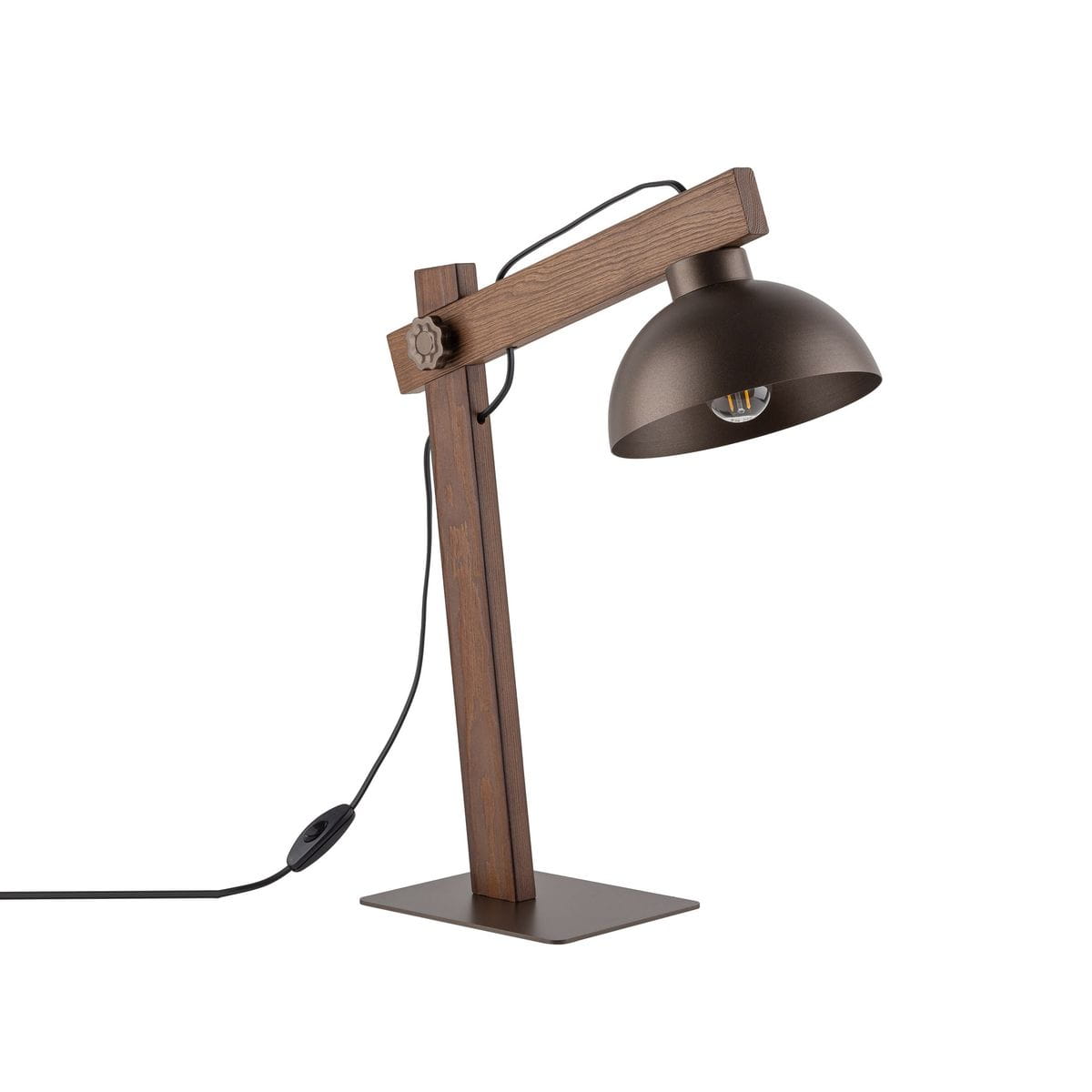 Brązowa lampa biurkowa Oslo z metalowym kloszem i drewnianą podstawą. Ustawiona w pozycji stojącej, z regulowanym ramieniem. Widoczny przewód z włącznikiem. Prosta, nowoczesna forma idealna do biura lub przestrzeni roboczej.