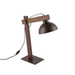 Brązowa lampa biurkowa Oslo z metalowym kloszem w kształcie półkuli i drewnianą konstrukcją. Ujęcie z boku, z widocznym włącznikiem na kablu. Stoi na prostokątnej podstawie.