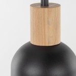 Lampa wisząca Cairo z trzema oprawami E27, w czarnym kolorze. Górna część wykonana z drewna, z widocznym słoje. Kształt zaokrąglony, matowa powierzchnia. Ujęcie z bliska, eksponujące detal połączenia materiałów.