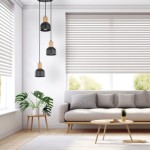 Lampa wisząca Cairo w kolorze czarnym, z trzema kloszami, zawieszona na długich przewodach. Klosze mają drewniane detale u podstawy. Produkt w nowoczesnym wnętrzu, z kanapą i roślinnością w tle, na białym tle z dużymi oknami.