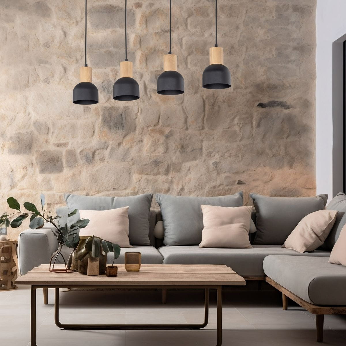 Cairo lampa wisząca 4xE27 w kolorze czarnym, z drewnianymi uchwytami, zawieszona na czarnych linkach. Lampa składa się z czterech kloszy w kształcie półkul, umieszczonych w równych odstępach, w nowoczesnym wnętrzu z kamienną ścianą.