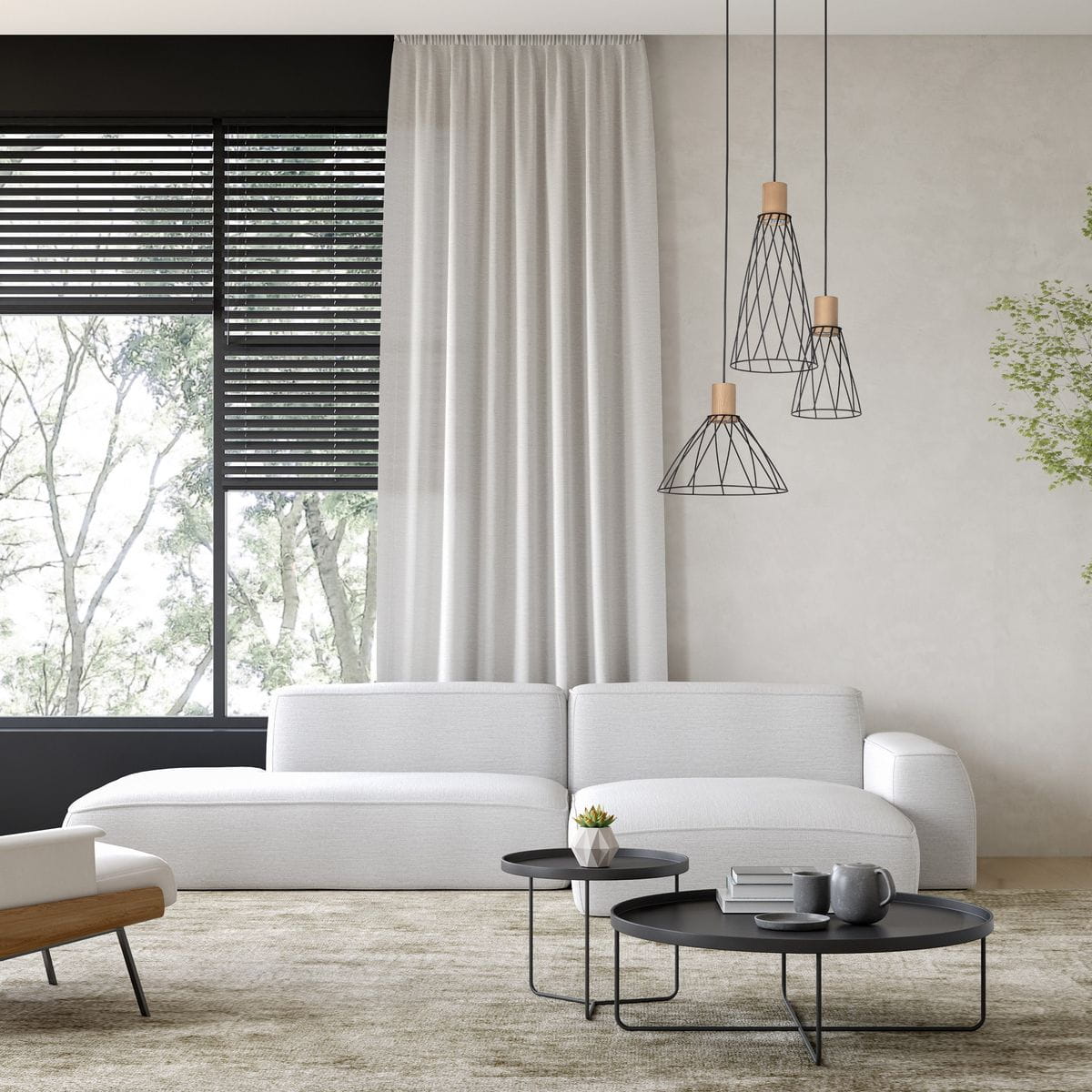 Lampa wisząca Modesto w kolorze czarnym z jasnym drewnem, z trzema kloszami w kształcie stożków, zawieszona w salonie. Klosze mają delikatną, metalową konstrukcję. W tle widoczna jasna sofa i okno z roletami.