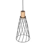 Lampa wisząca Modesto D19 w czarnej metalowej obudowie z jasnym drewnianym uchwytem, o stożkowym kształcie z siatkowymi detalami. Zawieszona na czarnym kablu, przeznaczona do żarówki GU10.