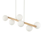Lampa wisząca Estera z 7 oprawami G9, w kolorze beżowym i jasnego drewna. Składa się z drewnianego trzonu oraz sześciu matowych, okrągłych kloszy. Zawieszona na białych linkach, w układzie poziomym. Idealna do nowoczesnych wnętrz.