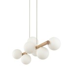 Lampa wisząca Estera z 7 kulistymi kloszami z mlecznego szkła na drewnianej podstawie w jasnym odcieniu. Produkt zawieszony na dwóch cienkich linkach, prezentujący nowoczesny design. Kolor beżowy i jasne drewno.