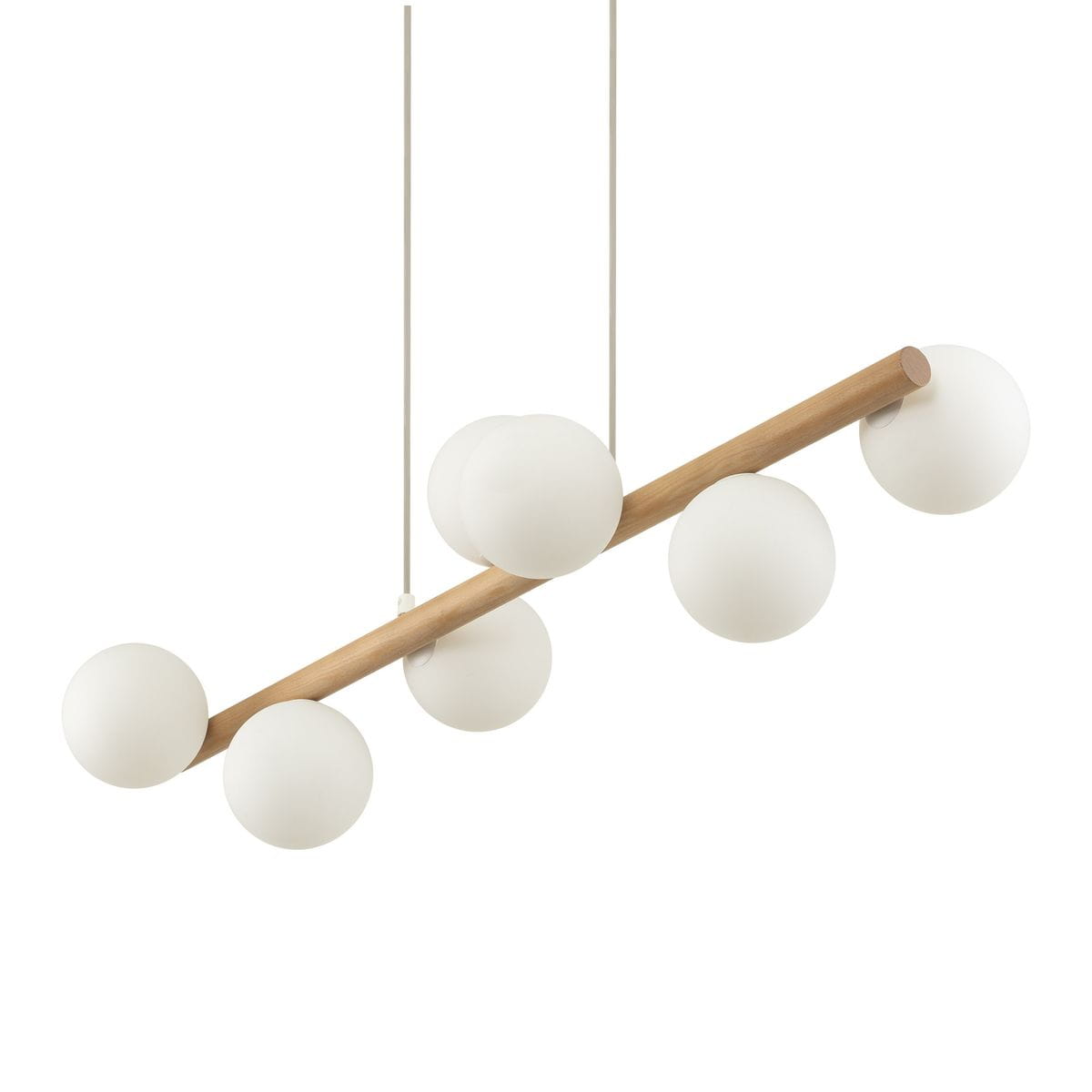 Lampa wisząca Estera z beżowym drewnem, składająca się z siedmiu kulistych kloszy z matowego szkła. Klosze rozmieszczone na poziomej, drewnianej belce. Ujęcie frontalne, zawieszona na dwóch cienkich linkach.