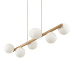 Lampa wisząca Estera z beżowym drewnem, składająca się z siedmiu kulistych kloszy z matowego szkła. Klosze rozmieszczone na poziomej, drewnianej belce. Ujęcie frontalne, zawieszona na dwóch cienkich linkach.