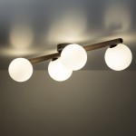 Lampa sufitowa Estera z czterema oprawami G9, w brązowym kolorze z ciemnego drewna. Utrzymana w minimalistycznym stylu, z trzema okrągłymi, mlecznymi kloszami, zamontowana na poziomej belce, widok z dołu.