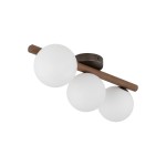 Lampa sufitowa Estera z trzema kulistymi kloszami w kolorze białym, zamocowana na brązowym, drewnianym ramieniu. Klosze wykonane z matowego szkła, umieszczone na metalowej podstawie w ciemnym odcieniu. Ujęcie z boku, ukazujące detale konstrukcji.