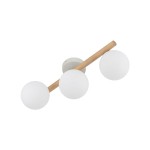 Lampa sufitowa Estera z trzema kulistymi kloszami z mlecznego szkła, zawieszona na drewnianym ramieniu w jasnym odcieniu. Elementy montażowe w kolorze beżowym. Ujęcie z góry, pokazujące całość lampy.