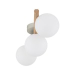 Lampa sufitowa Estera 3xG9 w beżowej kolorystyce z jasnym drewnem. Trzy okrągłe klosze z matowego szkła, zamontowane na drewnianym ramieniu, w widoku z góry, na jasnym tle. Idealna do nowoczesnych wnętrz.