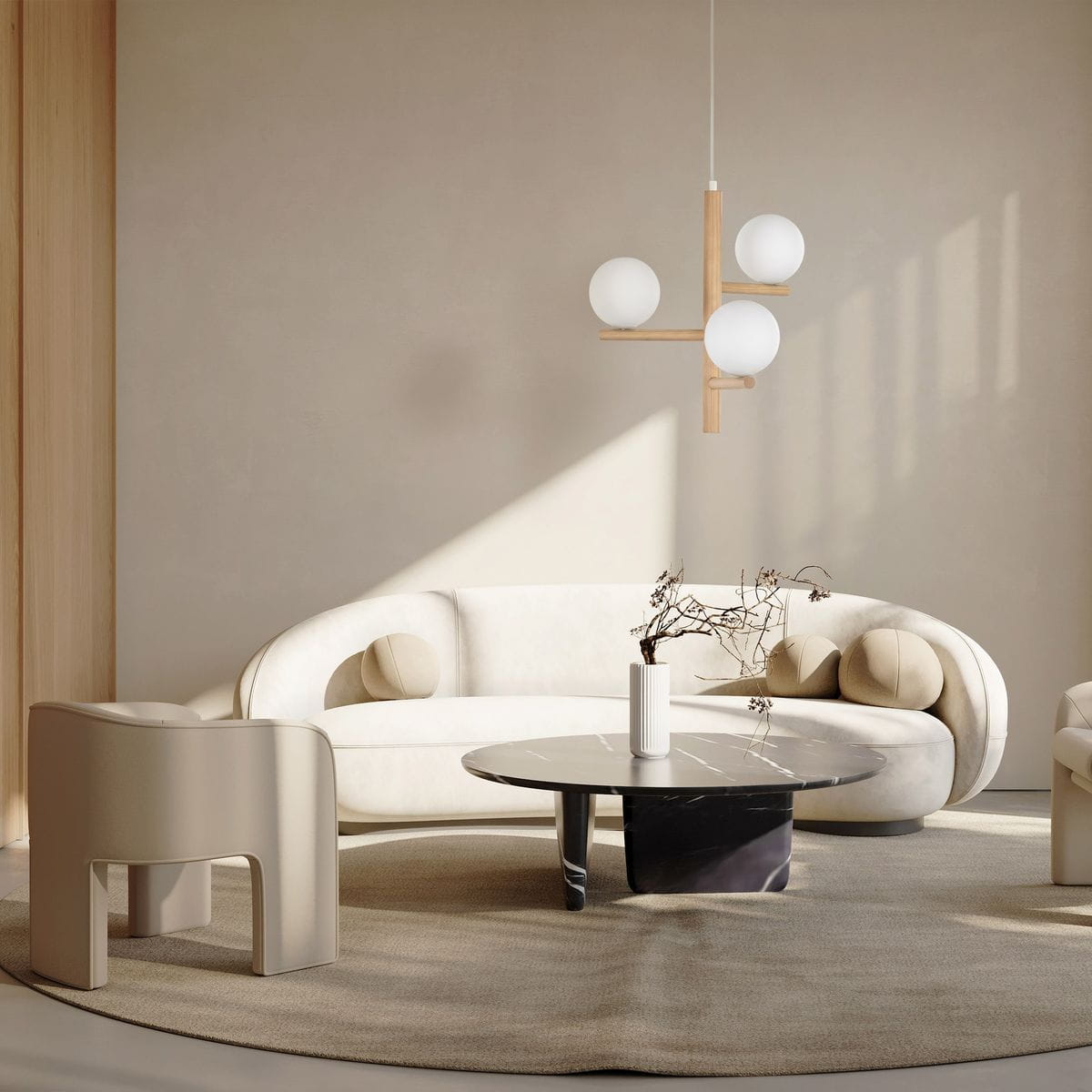 Lampa wisząca Estera w kolorze beżowym z drewnianymi detalami, z trzema okrągłymi kloszami w białym kolorze. Zawieszona nad okrągłym stołem w nowoczesnym wnętrzu z jasnymi meblami i minimalistycznym wystrojem.