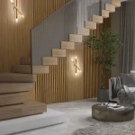 Lampa sufitowa Noble 4xG9 w jasnym drewnie, zamontowana na ścianie w nowoczesnym wnętrzu. Widoczna w aranżacji z drewnianymi schodami, roślinnością i okrągłym stolikiem kawowym. Oświetlenie dodaje elegancji i ciepła przestrzeni.