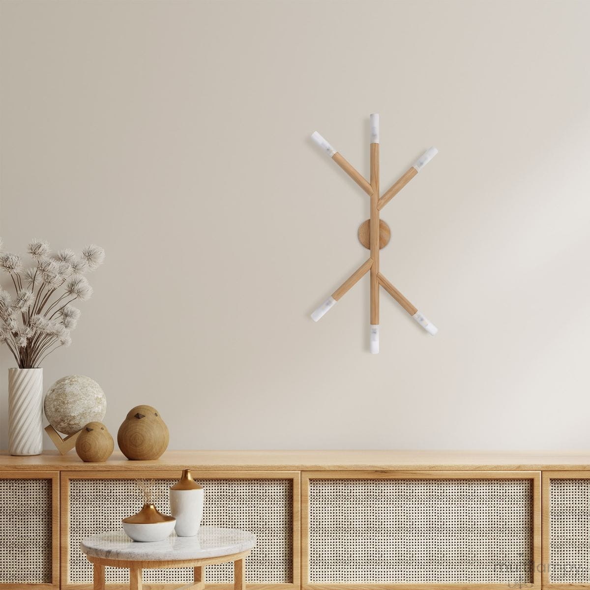 Lampa sufitowa Noble 6xG9 w jasnym drewnie, z sześcioma źródłami światła umieszczonymi na drewnianych ramionach, zamontowana na okrągłej podstawie. Produkt umieszczony na jasnej ścianie, w otoczeniu dekoracji i mebli drewnianych.