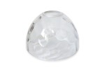 Klosz szklany Mori w kształcie półkuli, średnica 150 mm, przezroczysty, z delikatną, falistą fakturą na powierzchni. Ujęcie z boku, pokazujące górną część klosza z otworem montażowym. Tło białe, co podkreśla przezroczystość szkła.