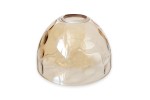 Klosz szklany Mori w kształcie półkuli o średnicy 150 mm, transparentny bursztynowy. Wykończony z delikatnym efektem, z widocznym otworem na górze. Ułożony na białym tle, z lekko zaokrąglonym kształtem i gładką powierzchnią.