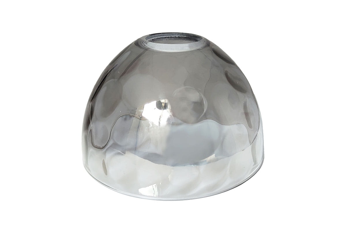 Klosz szklany Mori w kształcie półkuli o średnicy 150 mm, wykonany z transparentnego grafitowego szkła. Posiada gładką powierzchnię z delikatnym wzorem, widoczny otwór na górze, umieszczony w pozycji stojącej.