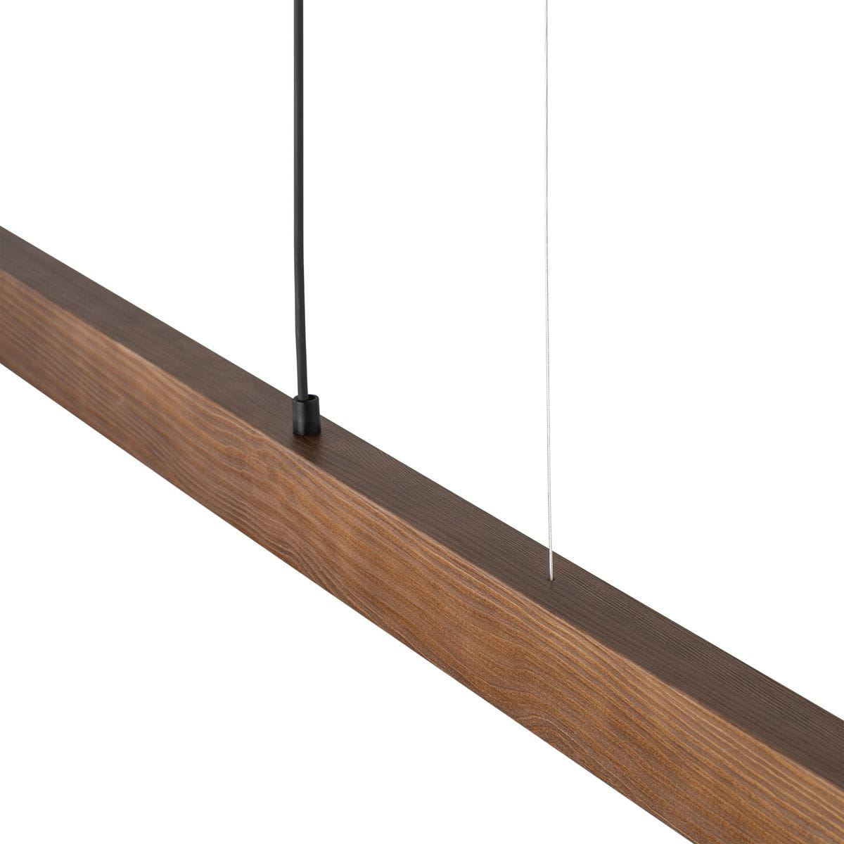 Lampa wisząca Teo z czarnym przewodem, zawieszona na drewnianej belce w odcieniach ciemnego drewna. Widoczny detal mocowania z linką. Wymiary i kształt belki podkreślają nowoczesny styl. Idealna do aranżacji wnętrz.