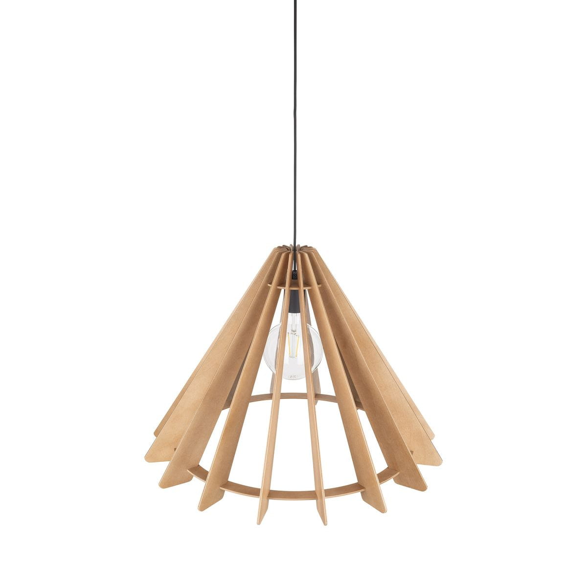 Lampa wisząca Eris z czarnym kablem i kloszem z jasnego drewna, w kształcie stożka, z widoczną żarówką E27 w środku. Klosz składa się z podłużnych elementów drewna, układających się w promieniście rozchodzący się wzór.
