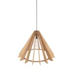 Lampa wisząca Eris z czarnym kablem i kloszem z jasnego drewna, w kształcie stożka, z widoczną żarówką E27 w środku. Klosz składa się z podłużnych elementów drewna, układających się w promieniście rozchodzący się wzór.