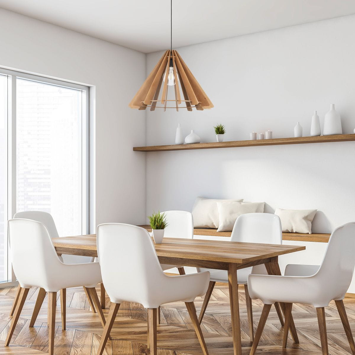 Lampa wisząca Eris z czarnym stelażem i kloszem z jasnego drewna w kształcie stożka, zawieszona nad drewnianym stołem w jasnym wnętrzu. W tle biała ściana i półka z dekoracjami.