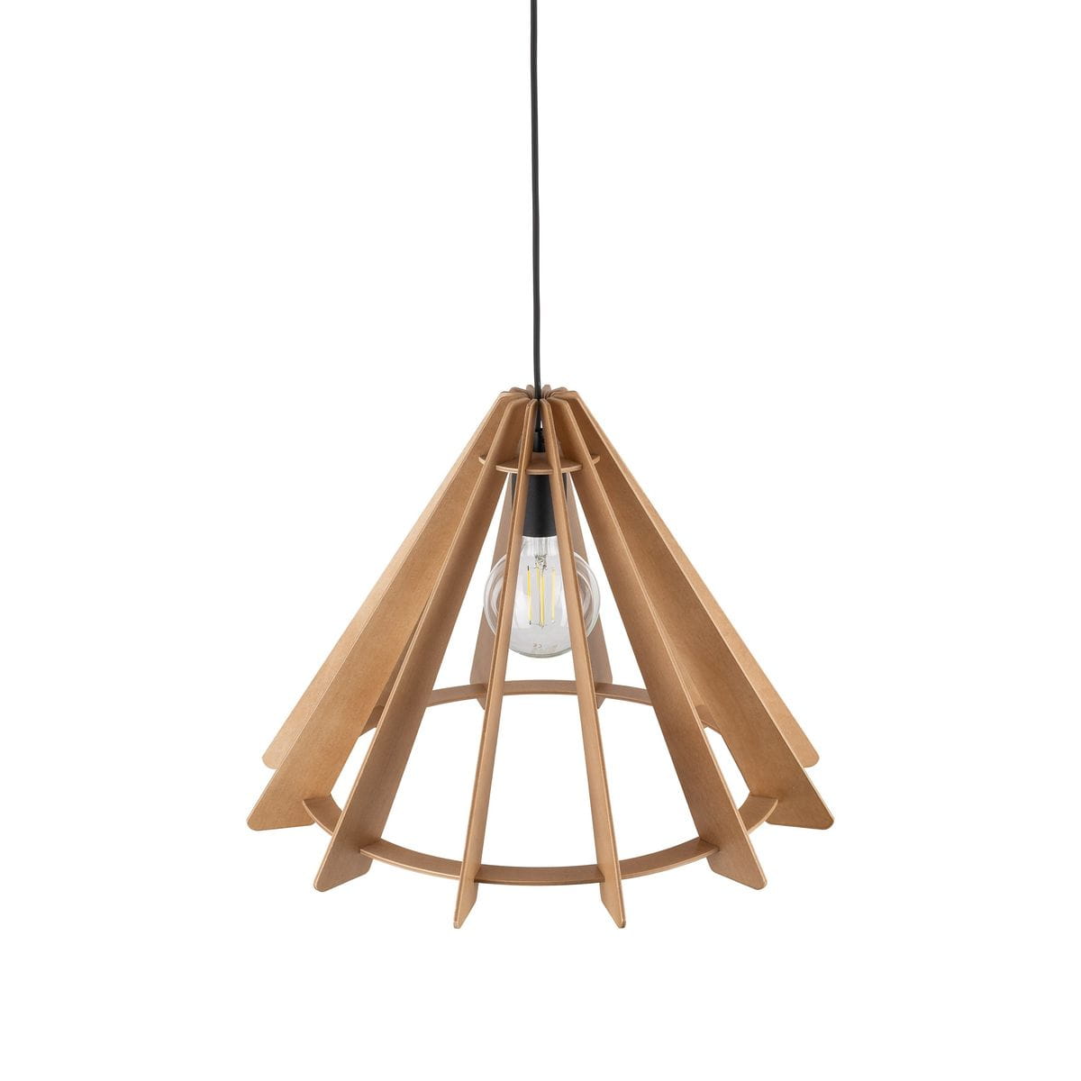 Lampa wisząca Eris z czarnym przewodem i kloszem z jasnego drewna, w kształcie stożka. Widoczna żarówka E27 wewnątrz klosza, ułożonego z drewnianych elementów w formie wachlarza, wisząca z sufitu.
