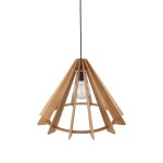 Lampa wisząca Eris z czarnym przewodem i kloszem z jasnego drewna, w kształcie stożka. Widoczna żarówka E27 wewnątrz klosza, ułożonego z drewnianych elementów w formie wachlarza, wisząca z sufitu.