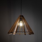 Lampa wisząca Eris z kloszem w kształcie stożka, wykonanym z jasnego drewna. Wyposażona w żarówkę E27, zawieszona na czarnym przewodzie. Widoczna szklana żarówka, emitująca ciepłe światło, w minimalistycznym stylu. Tło ciemne.