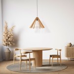 Lampa wisząca Eris w kształcie stożka, z czarnym metalowym korpusem i jasnym drewnem. Zawieszona na cienkim kablu nad okrągłym drewnianym stołem, w otoczeniu drewnianych krzeseł i dekoracyjnej rośliny w wazonie. Tło jasne, minimalistyczne.