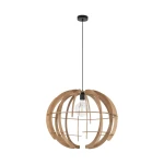 Lampa wisząca Venus L z jednym gniazdem E27, w kształcie kuli. Obudowa w kolorze jasnego drewna z czarnymi akcentami, zawieszona na czarnym przewodzie. Oświetlenie w centralnej części osłonięte przez drewniane elementy.
