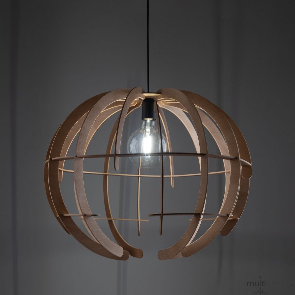 Lampa wisząca Venus L z konstrukcją w kolorze czarnym i jasnego drewna, z grubymi, zakrzywionymi elementami w formie globu, zawieszona na czarnym kablu. Wnętrze lampy eksponuje żarówkę E27.