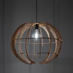 Lampa wisząca Venus L z konstrukcją w kolorze czarnym i jasnego drewna, z grubymi, zakrzywionymi elementami w formie globu, zawieszona na czarnym kablu. Wnętrze lampy eksponuje żarówkę E27.