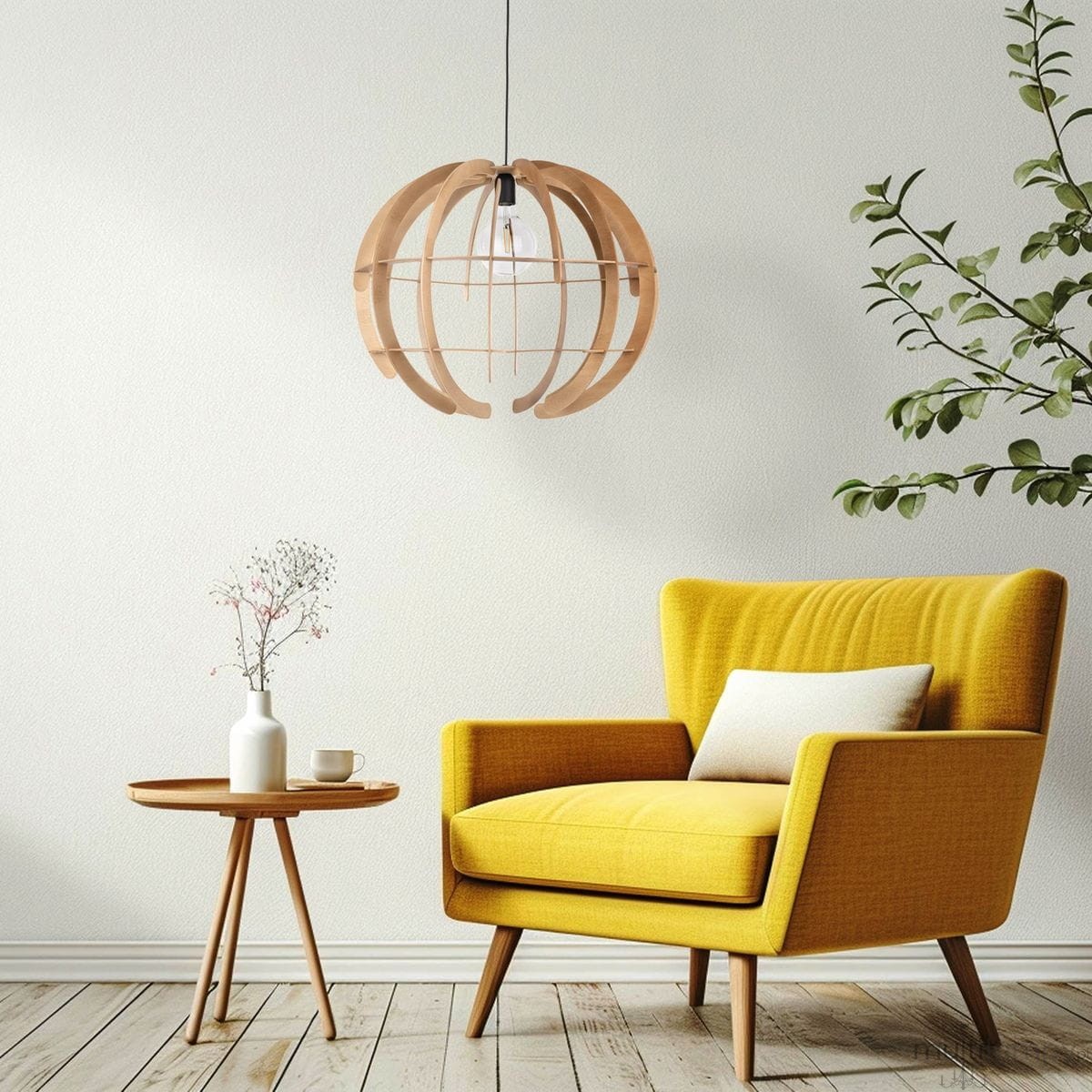 Lampa wisząca Venus L 1xE27 w kolorze czarnym z jasnym drewnem. Okrągła konstrukcja z drewna w kształcie klatki, zawieszona nad żółtym fotelem w jasnym wnętrzu. W tle stół z wazonem i filiżanką.