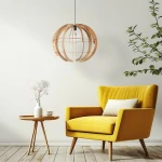 Lampa wisząca Venus L 1xE27 w kolorze czarnym z jasnym drewnem. Okrągła konstrukcja z drewna w kształcie klatki, zawieszona nad żółtym fotelem w jasnym wnętrzu. W tle stół z wazonem i filiżanką.
