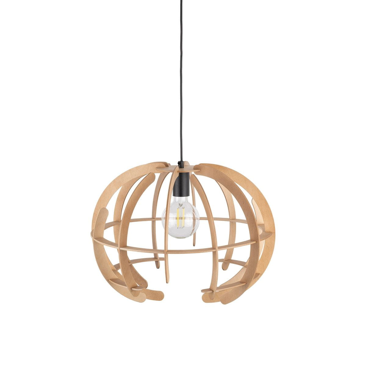 Lampa wisząca Venus M z kloszem w kształcie kuli, wykonana z jasnego drewna, z czarnym trzonkiem na żarówkę E27. Zawieszona na czarnym kablu, z widoczną żarówką w środku. Design minimalistyczny, idealny do nowoczesnych wnętrz.