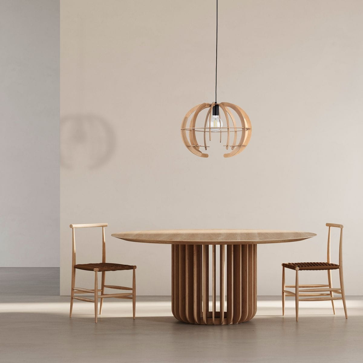 Lampa wisząca Venus M z czarnym kloszem i elementami z jasnego drewna, zawieszona nad okrągłym stołem. Produkt ma nowoczesny, minimalistyczny design z widoczną żarówką E27. Ujęcie frontalne, w jasnym wnętrzu z drewnianymi krzesłami.