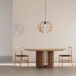 Lampa wisząca Venus M z czarnym kloszem i elementami z jasnego drewna, zawieszona nad okrągłym stołem. Produkt ma nowoczesny, minimalistyczny design z widoczną żarówką E27. Ujęcie frontalne, w jasnym wnętrzu z drewnianymi krzesłami.