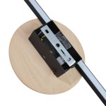 Kinkiet Java 1xLED/22W w kolorze czarnym z jasnym drewnem. Widok z góry na okrągłą podstawę z drewna oraz metalową obudowę z wbudowanym źródłem światła. Lampa ma wąski, prostokątny kształt i nowoczesny design.