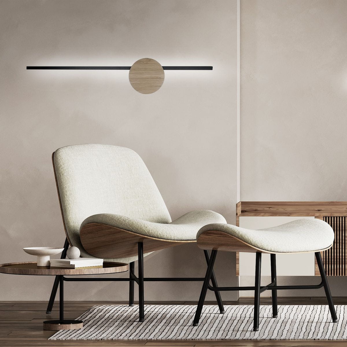Kinkiet Java 1xLED/22W w kolorze czarnym z jasnym drewnem, montowany na ścianie, z prostą, minimalistyczną formą i okrągłym elementem w drewnie. Produkt umieszczony w stonowanej aranżacji wnętrza z fotelem i stolikiem.