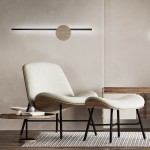 Kinkiet Java 1xLED/22W w kolorze czarnym z jasnym drewnem, montowany na ścianie, z prostą, minimalistyczną formą i okrągłym elementem w drewnie. Produkt umieszczony w stonowanej aranżacji wnętrza z fotelem i stolikiem.