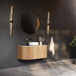 Kinkiet Flash z dwoma źródłami LED, 24W, w kolorze czarnym z detalami w ciemnym drewnie. Zainstalowany po obu stronach okrągłego lustra w nowoczesnej łazience, na tle szarej ściany, obok umywalki na drewnianej szafce.