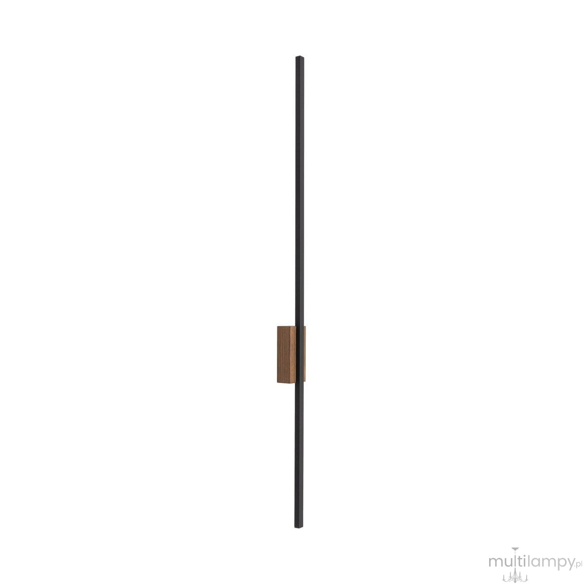 Kinkiet Flash L z jedną diodą LED o mocy 24W, w kolorze czarnym, z elementem z ciemnego drewna. Produkt ma prosty, pionowy kształt, montowany na ścianie. Tło zdjęcia jest białe, co podkreśla minimalistyczny design lampy.